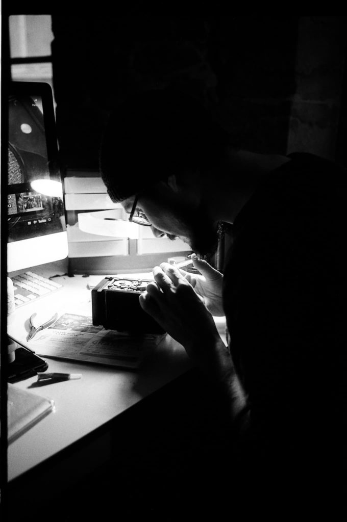 Réparation d'un appareil photo moyen format Yashica // Noir et blanc vertical // photo Virgil Roger