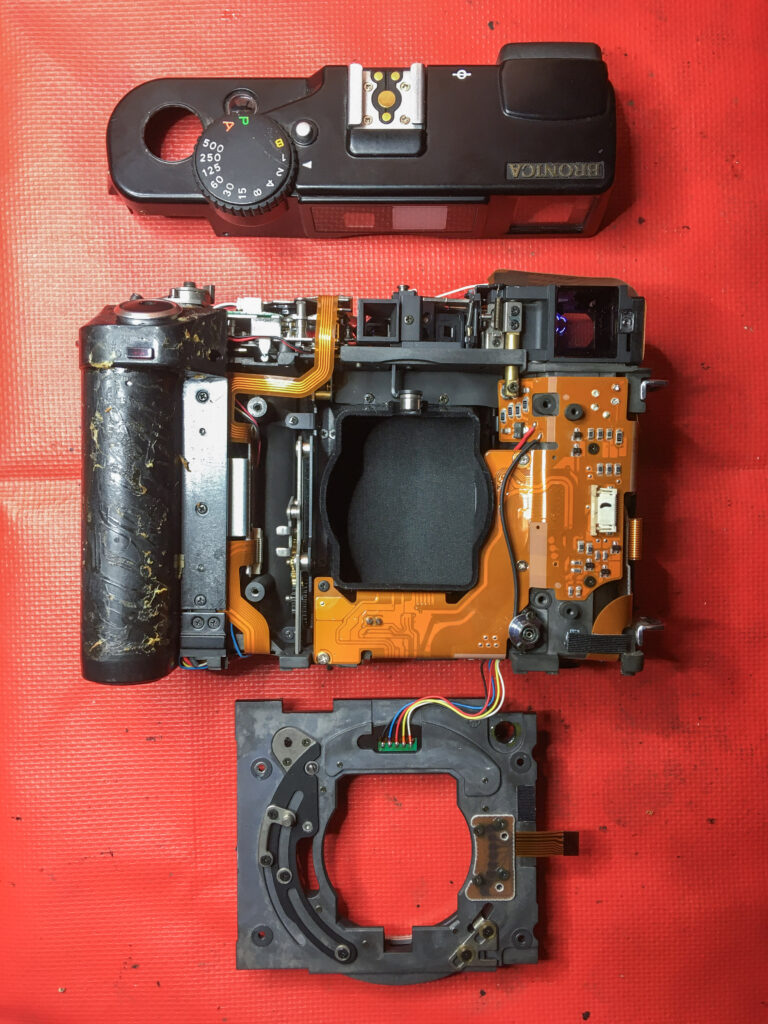 Bronica RF645 démonté pour réparation