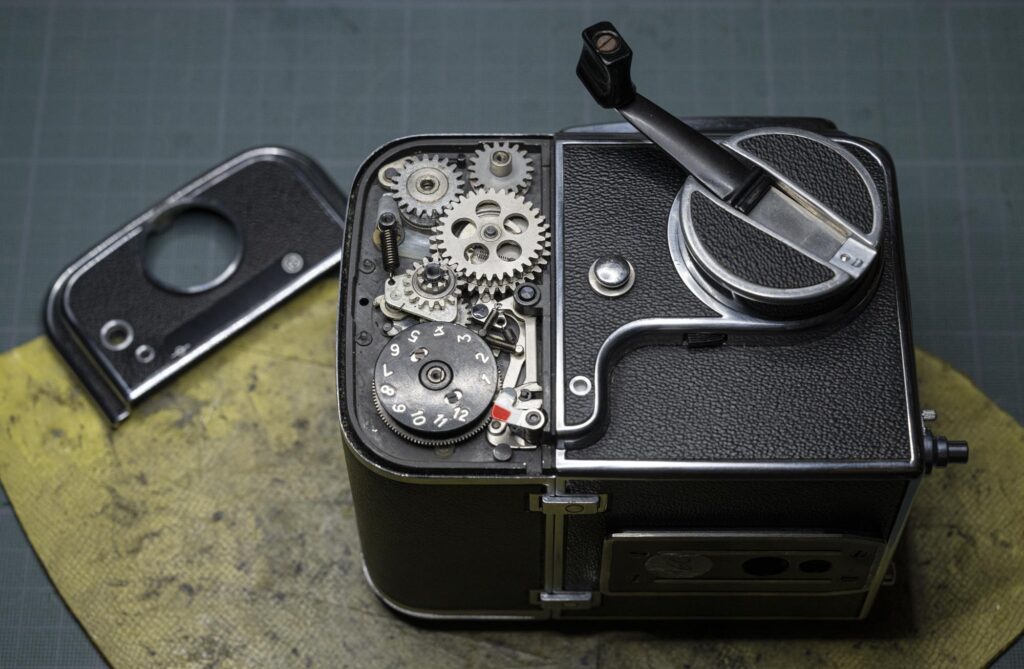 Réparation d'un dos bloqué sur un dos 120 Hasselblad.